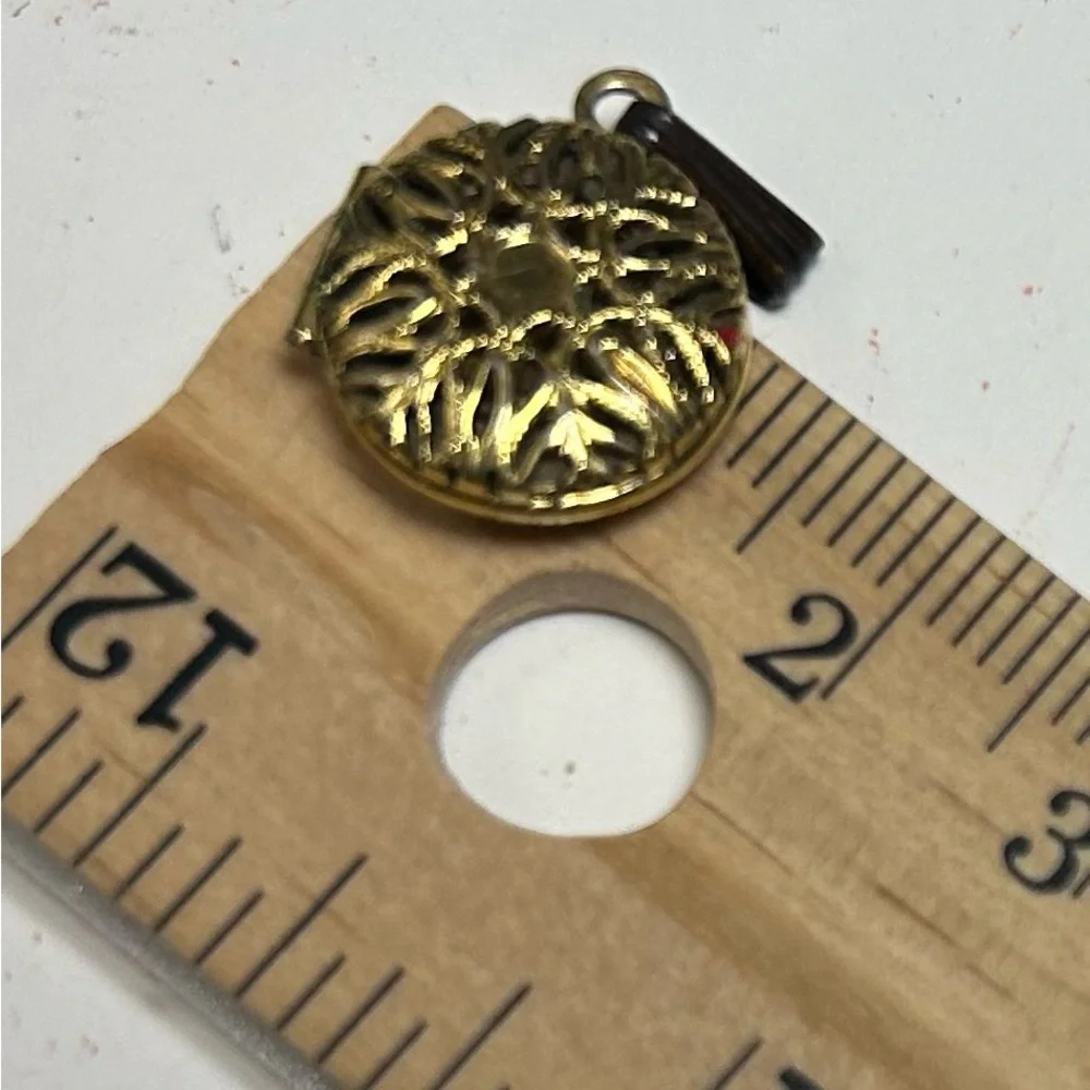 Gold Pendant with Tassel - Picture 5 of 9